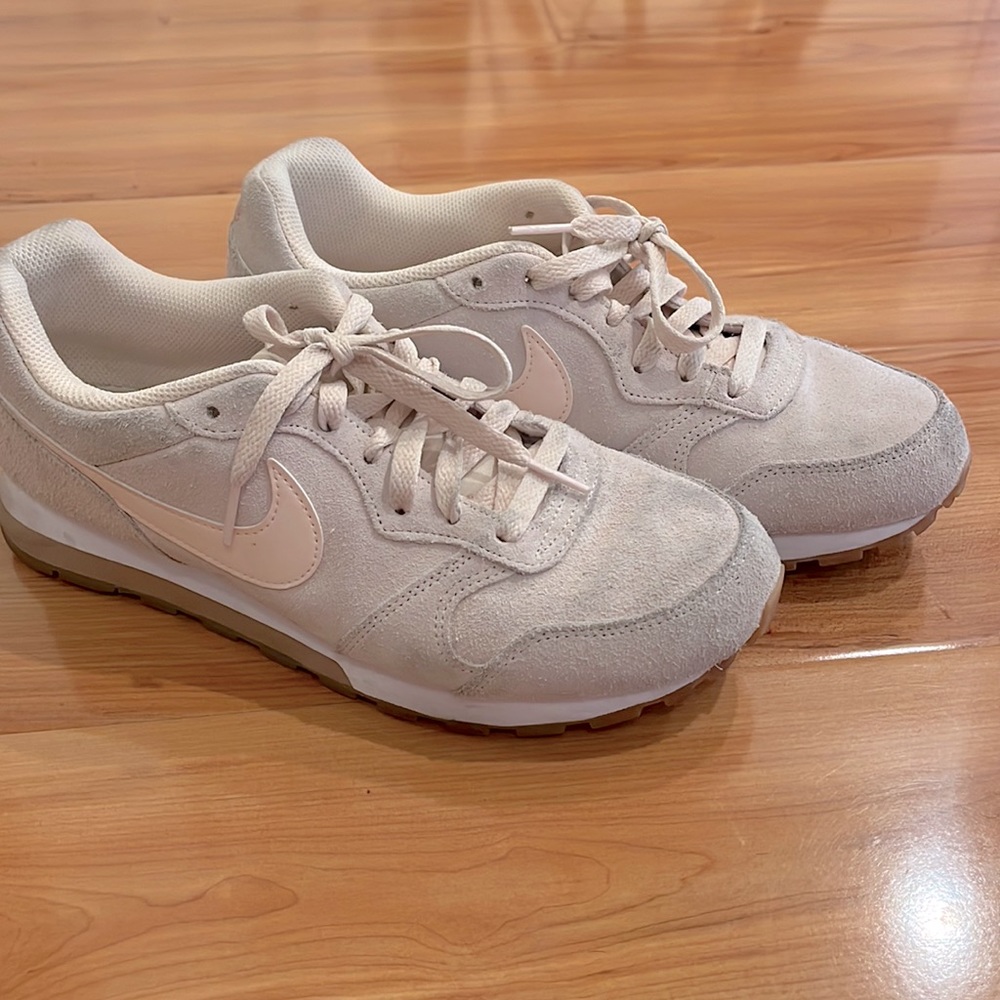 Nike Women's MD Runner 2 SE (AQ9121-801) Guava Ice